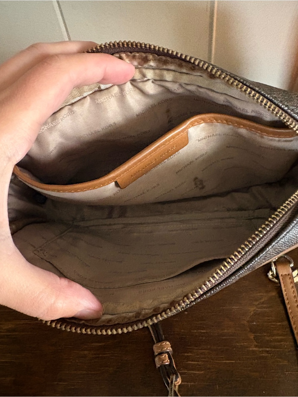 Michael Kors Signature Jet Set - Picture 8 of 11